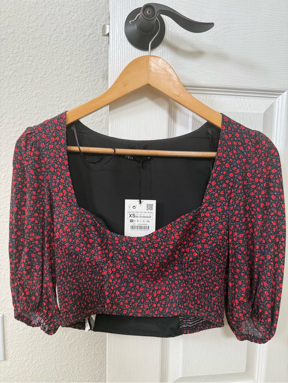 ZARA Black Cropped Puff-Sleeve Top with Red Floral Print